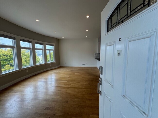 Building Photo - Stunning 4BD/4BA Contemporary Home with Go...