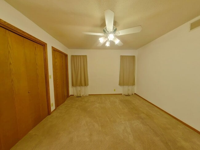 Building Photo - 3 Bedroom Home