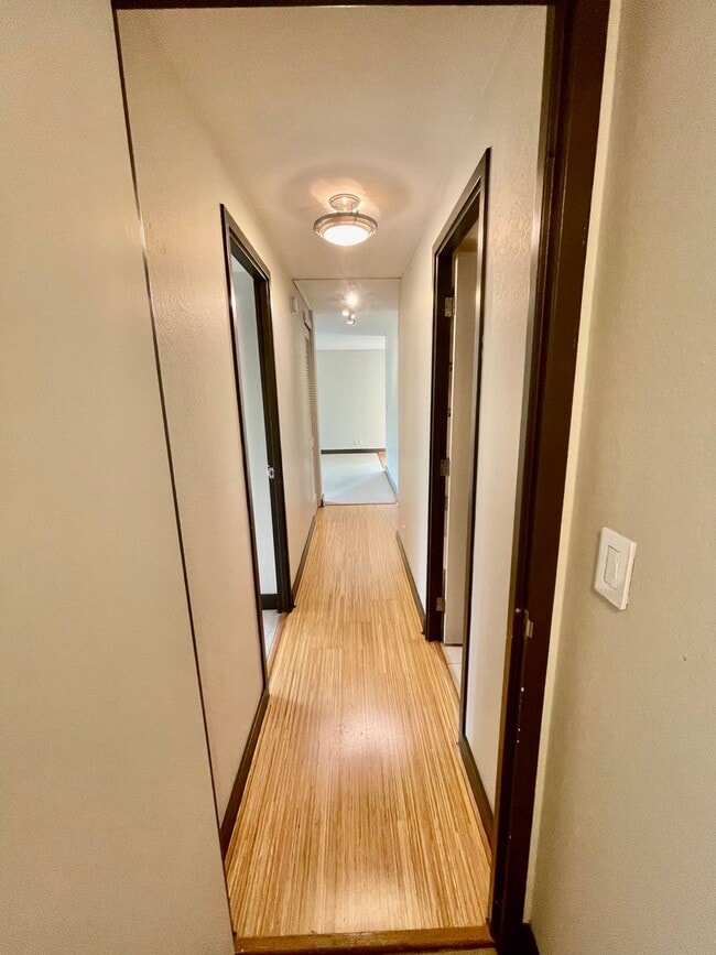Building Photo - Modern 2-Bed, 2-Bath Downtown Condo with P...