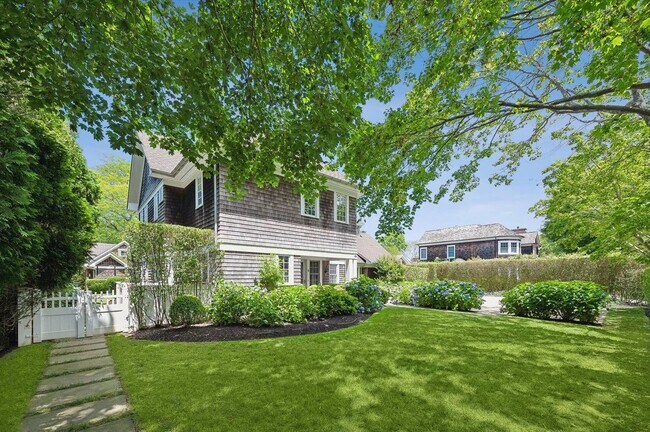 Building Photo - 121 Post Ln