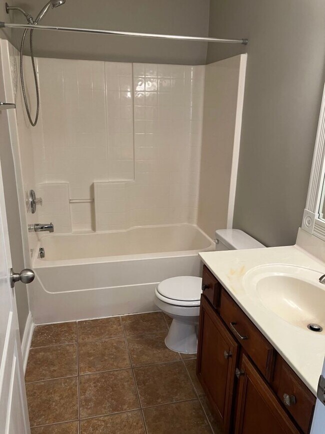 Building Photo - Spacious home in Brentwood
