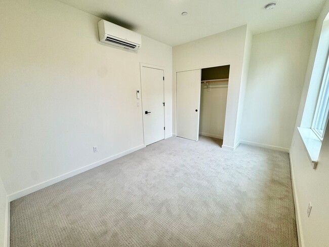 Building Photo - *1 MONTH FREE RENT* A 2bd/2bath Modern Tow...