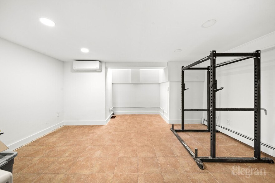 Building Photo - 439 W 43rd St