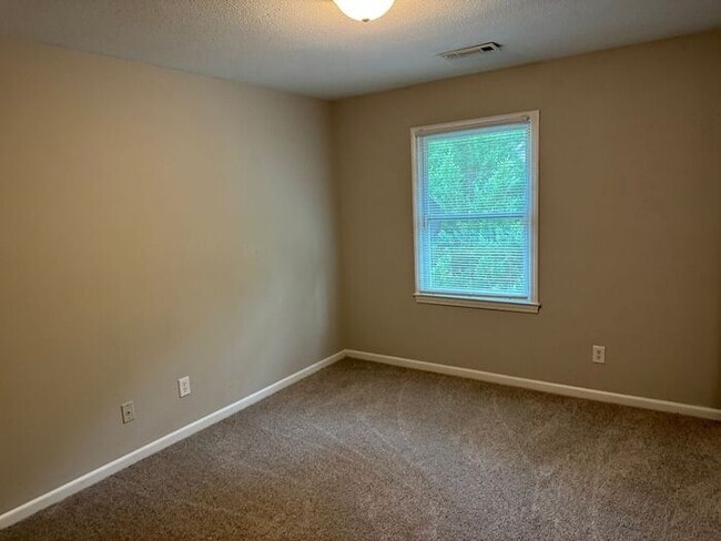 Building Photo - Brick Townhouse near downtown Concord!