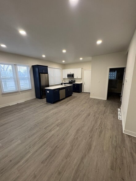 Building Photo - 400 E Meinecke Ave