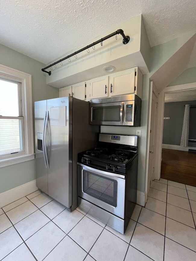 Building Photo - Three bedroom one bathroom home for rent