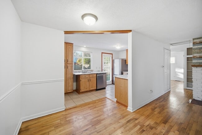 Building Photo - 212 N Knollwood Dr