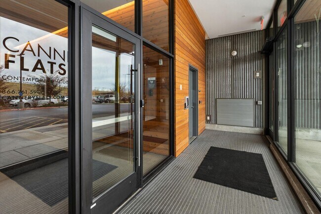 Building Photo - 221 E Oak St