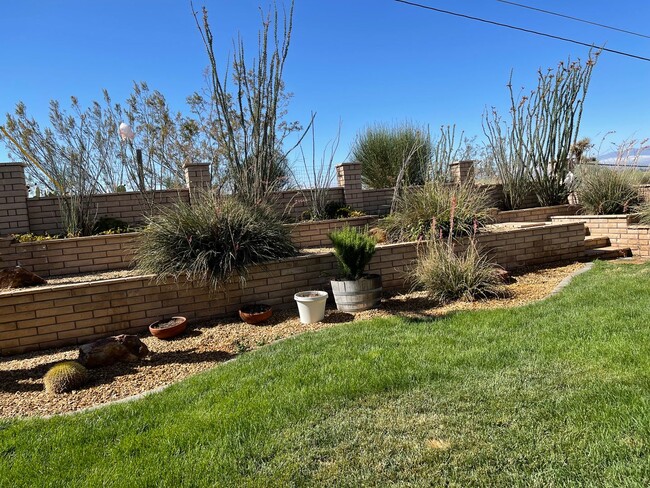 Building Photo - Victorville- Beautiful 3 Bedroom Home in G...