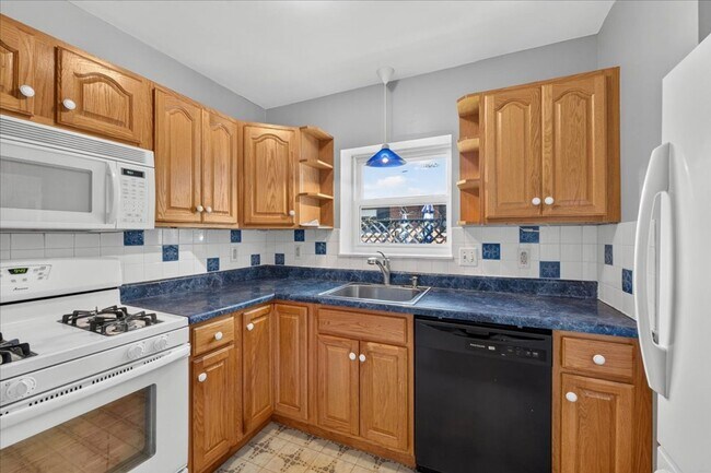 Building Photo - 5907-5909-5909 Jamieson Ave