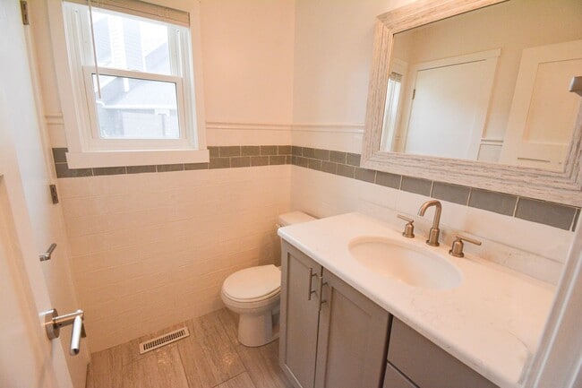 Building Photo - Luxury Lakeside Living – 3 Bed, 2.5 Bath Home with Stunning Views