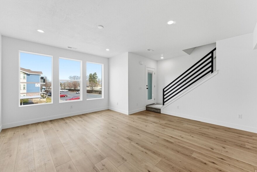Building Photo - 138 E Chambord Ct