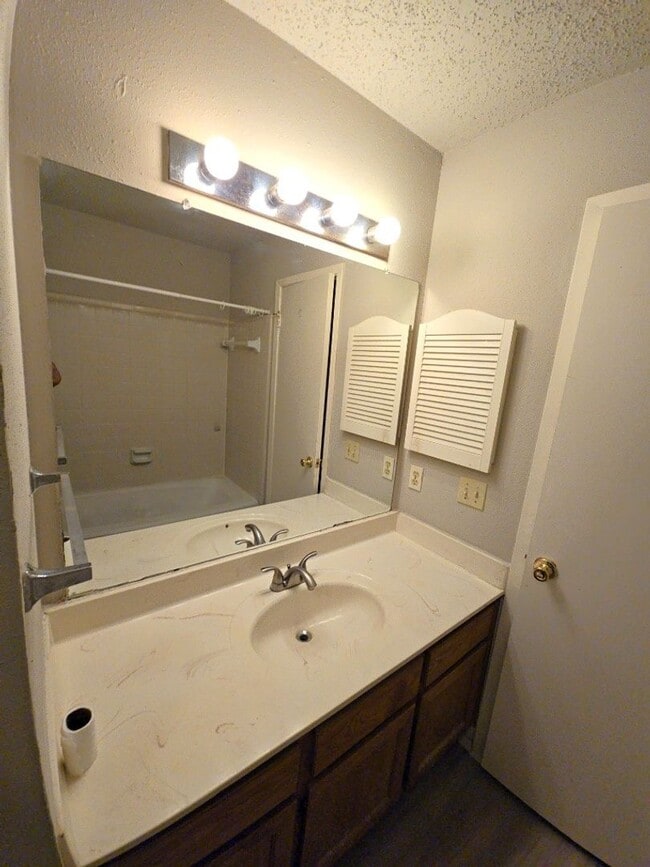 Building Photo - 15625 Weldon Dr