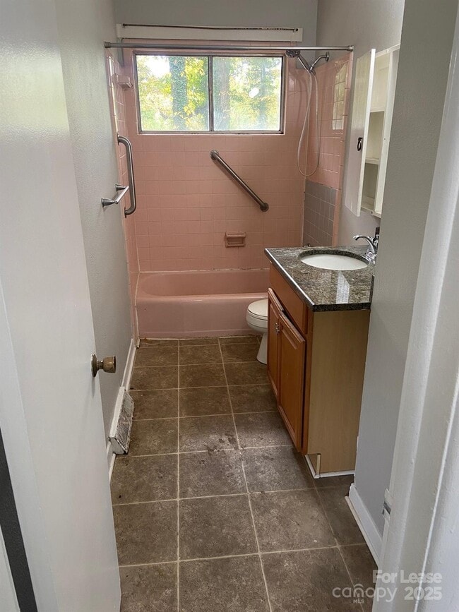 Building Photo - 622 Camrose Dr