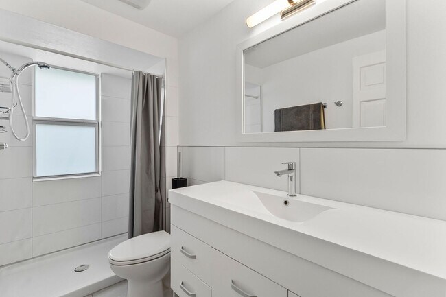 Building Photo - FURNISHED SHORT TERM RENTAL - 3 Bed / 2 Ba...