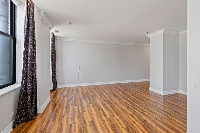 Building Photo - Unique & Extra Spacious Printers Row 1 Bed + Den! Over 900 Sq Ft! Ready for Move In!