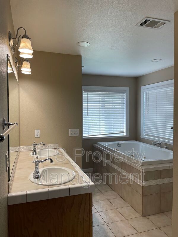 Building Photo - 2542 Rod Beaudry Dr