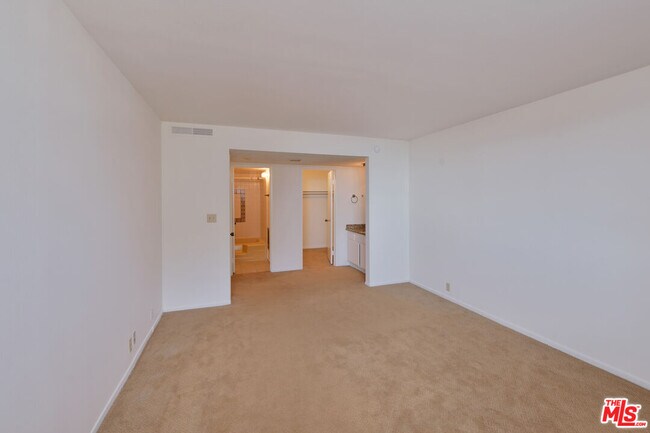 Building Photo - 10535 Wilshire Blvd