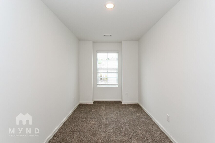 Building Photo - 285 Chelsea Park Rd