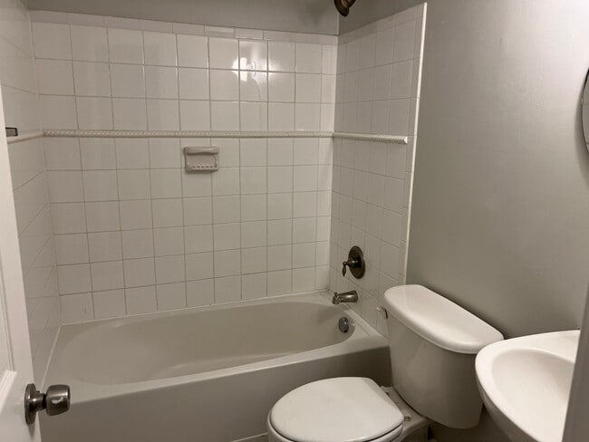 Building Photo - Renovated End-Unit Townhome