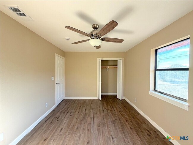 Building Photo - 1616 Lonesome