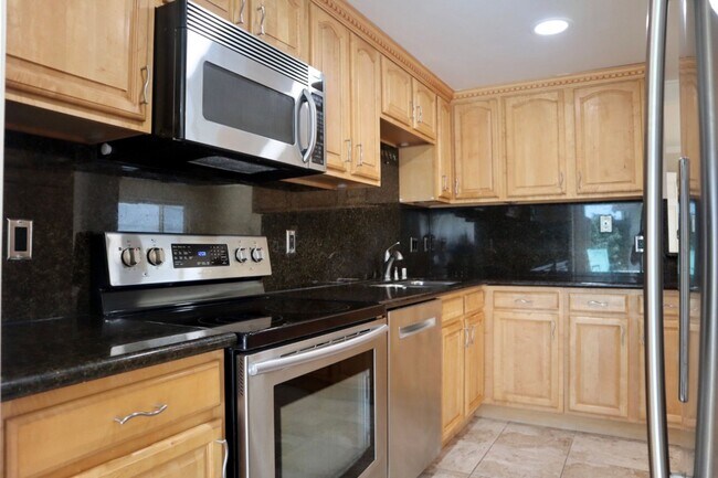Building Photo - Gorgeous 4-bedroom home with pool – Lakesh...
