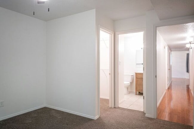 Building Photo - Top Floor Provo condo w private balcony