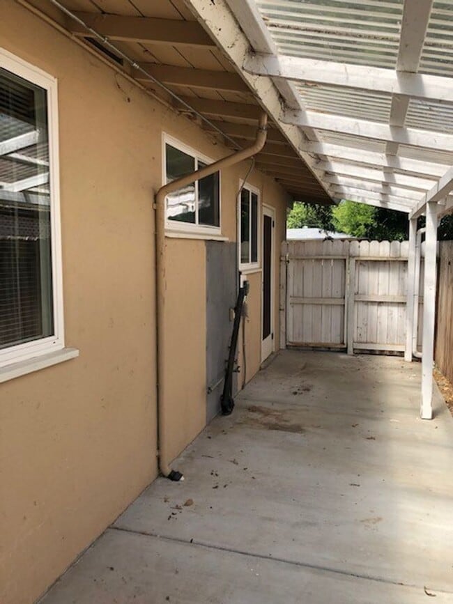 Building Photo - Adorable 2 bed 1 bath home near Downtown V...