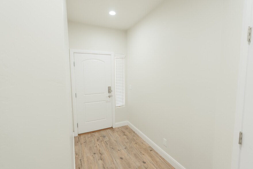 Building Photo - 2545 Bella Vista Dr