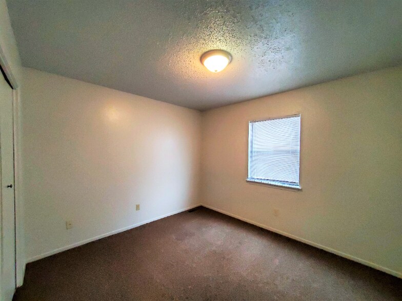 Building Photo - 515 S Mt Carmel St