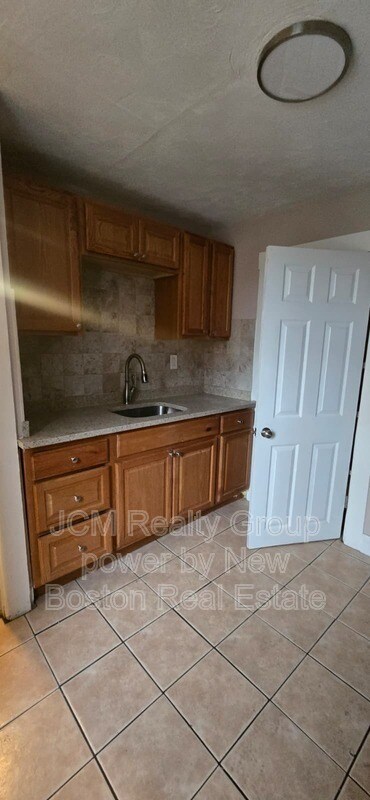 Building Photo - 86 Main St