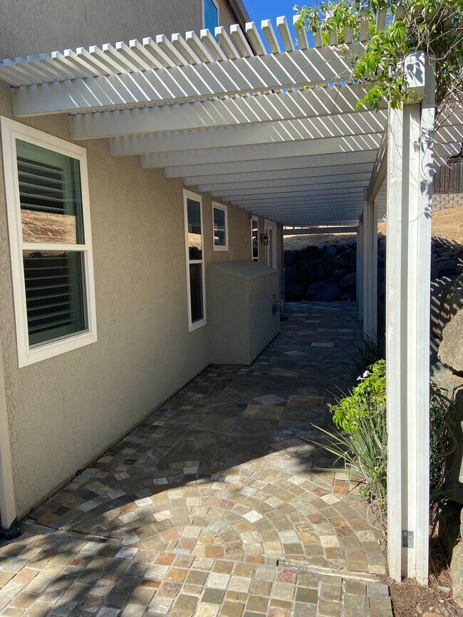 Building Photo - Beautifully remodeled 3 Bdrm+Master retrea...