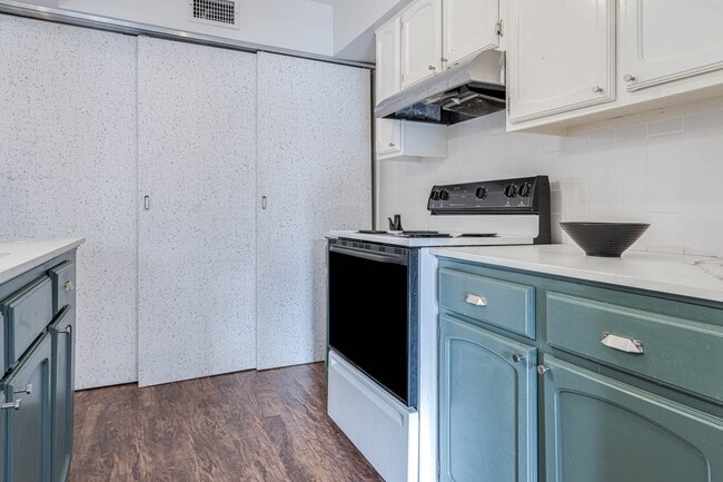 Building Photo - 384 N Post Oak Ln