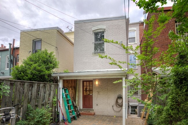 Building Photo - 633 C St NE