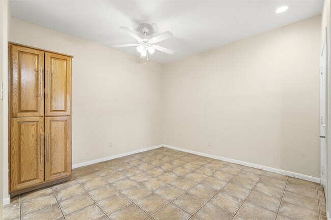 Building Photo - 2025 Augusta Dr