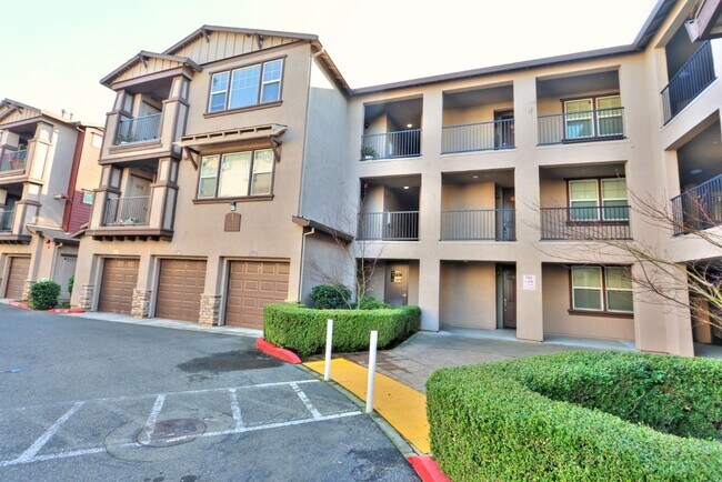 Building Photo - Beautiful Condo in Gated Community for Rent!