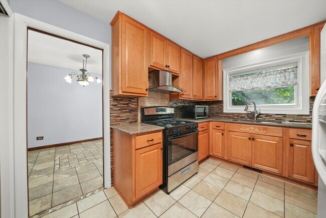 Building Photo - Updated Grayslake Home with Sunroom and Fl...