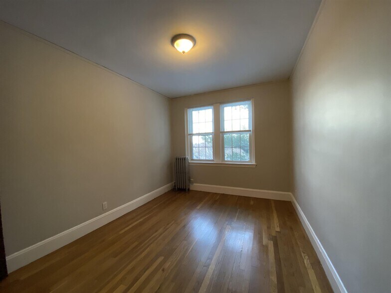 Building Photo - 116 College Ave