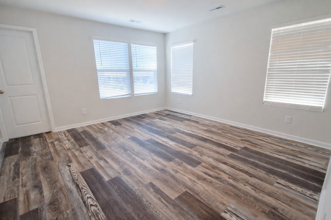 Building Photo - COMING SOON: 3BR Townhome • Full Kitchen • Garage + Driveway