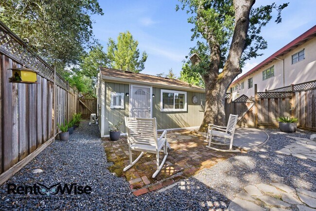 Building Photo - Chestnut Garden Patio Apartments