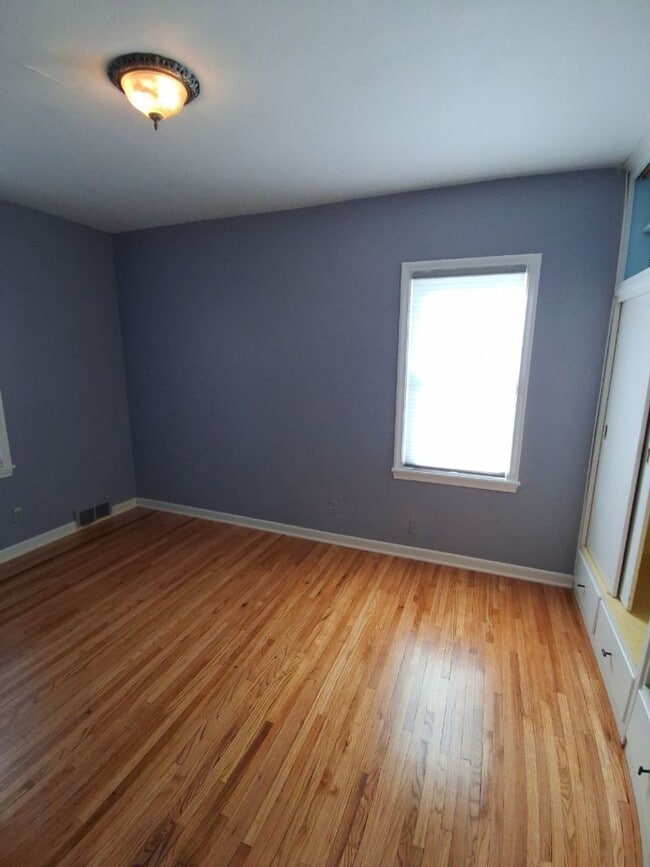Building Photo - Renovated 3BR Duplex! Available Early Octo...