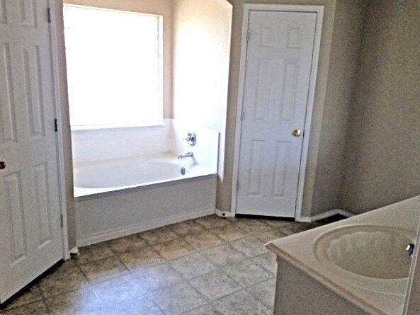 Building Photo - 733 Morgan Dr