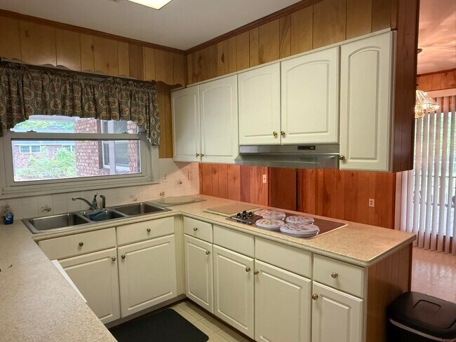 Building Photo - 1109 Lucas St