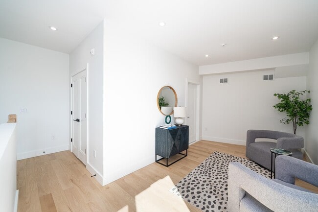 Building Photo - 10 Brinkerhoff St