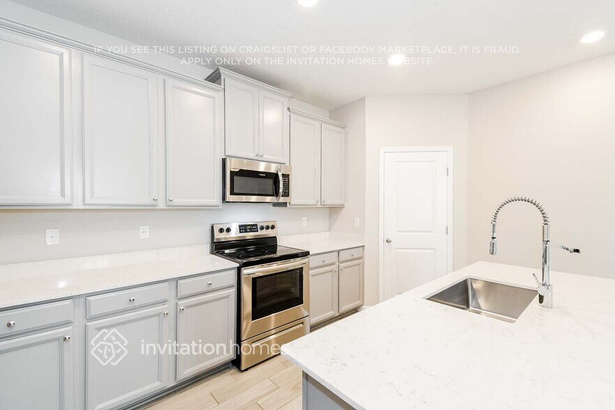 Building Photo - 9823 Lemon Grass Ln