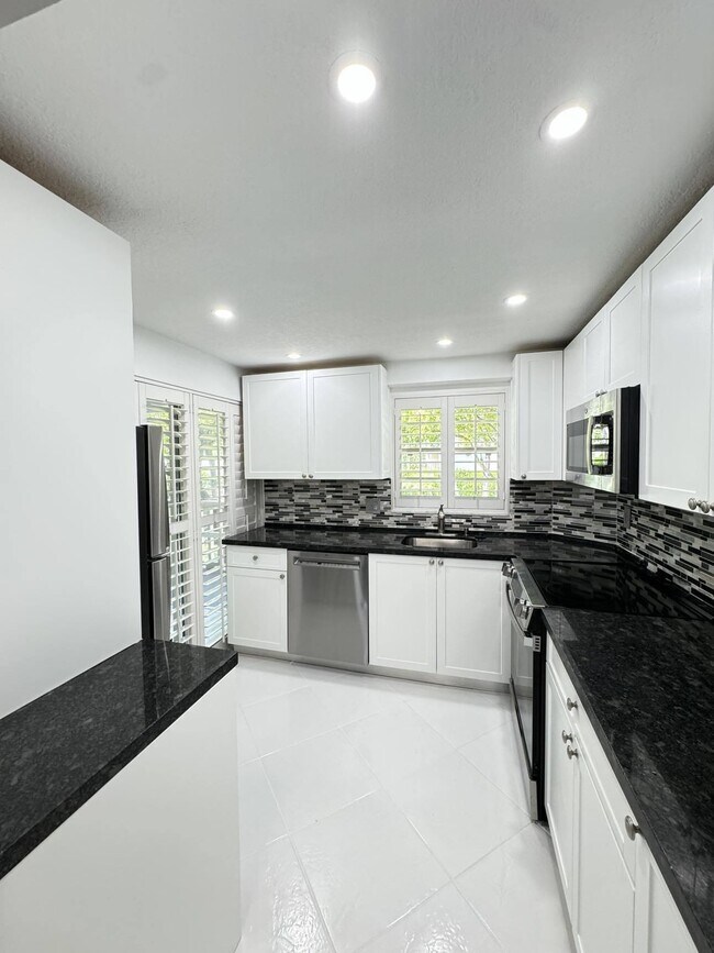 Building Photo - 100 Royal Palm Way