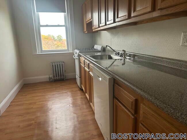 Building Photo - 2045 Commonwealth Ave