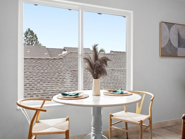 Building Photo - Modern & Gorgeous Private 2 BD / 1 BA Uppe...