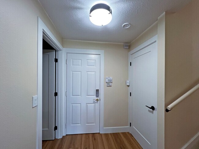 Building Photo - Gorgeous 3 Bedroom 2 Bath Home in Desirable Fairwood, Renton