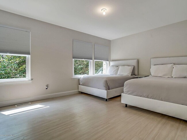 Building Photo - "Charming 3-Bed, 2- in Lakewood -